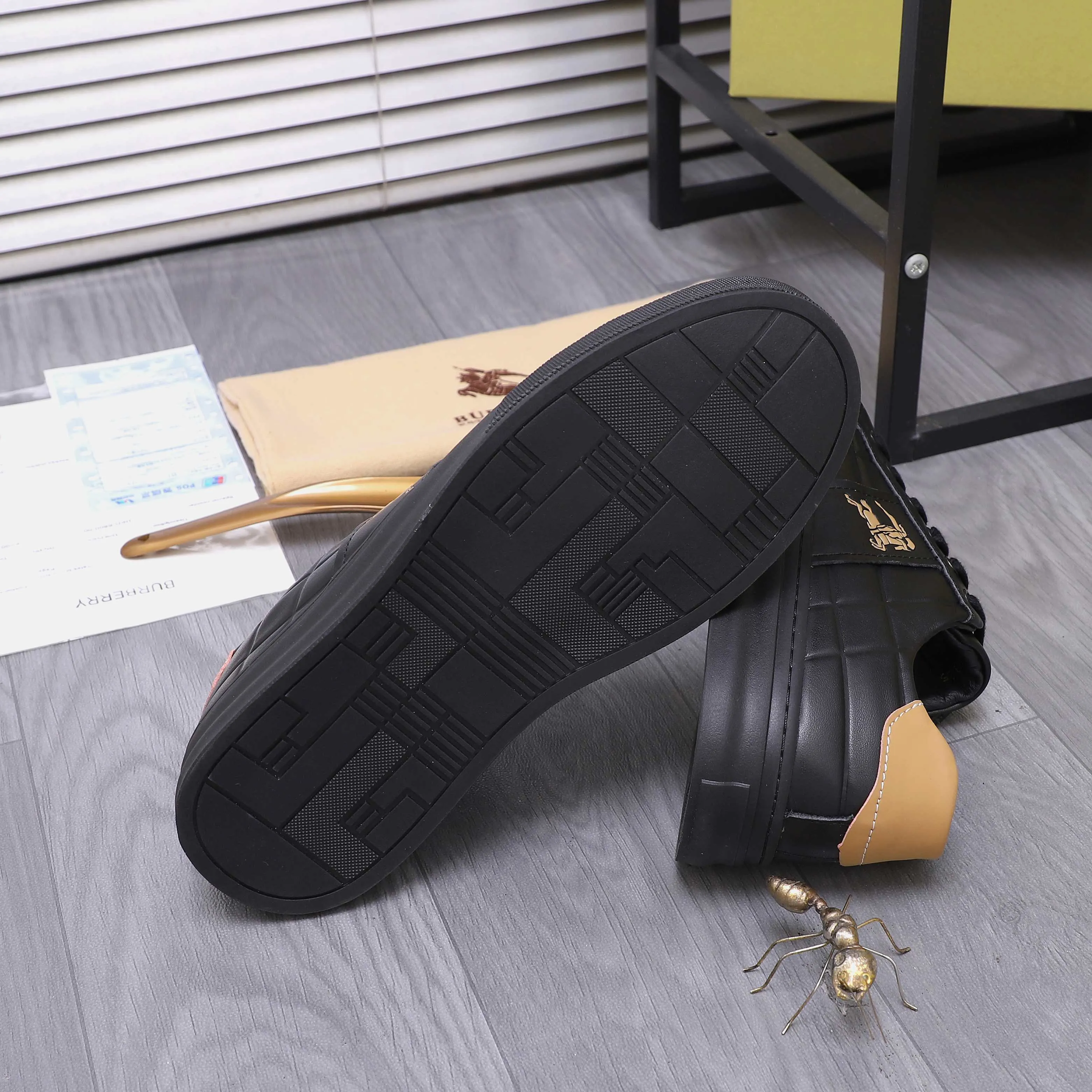 Men's shoes 💰p400 Product trademark: Burberry "Burberry" casual shoes Regular size: 38-44 Product materials: Selected cowhide embossed upper, pigskin lining, rubber outsole
